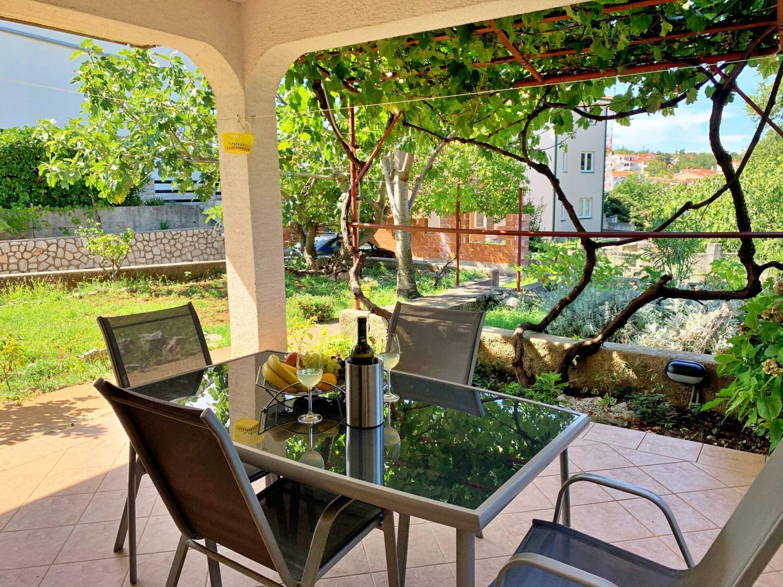Apartment Viola – Terrasse und Hofblick