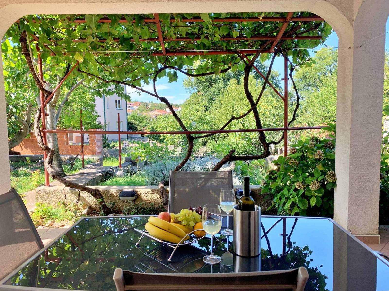 Apartment Viola – Terrasse und Hofblick