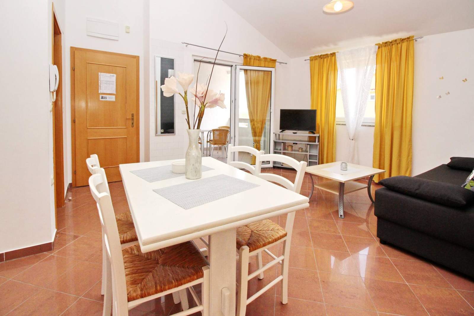 Apartment Brnic Nar. brdo - mit Balkon, 350 m vom Strand entfernt