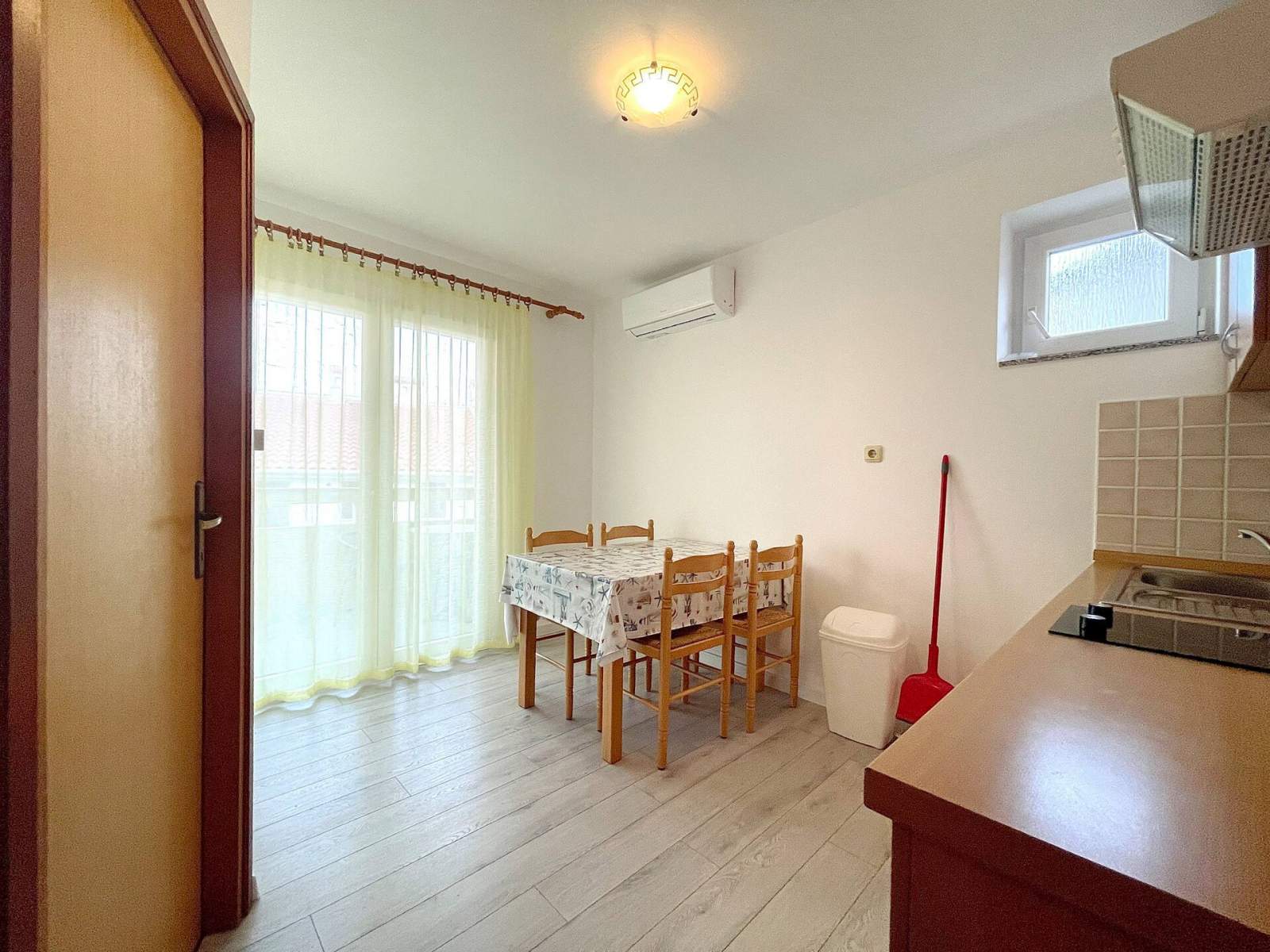 Capic Z4 – Apartment mit Balkon und Parkplatz, 300 m vom Strand entfernt