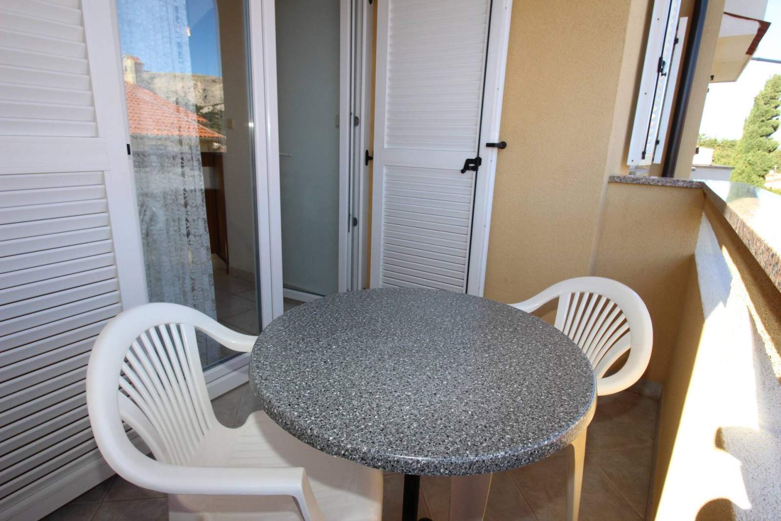 Capic Z4 – Apartment mit Balkon und Parkplatz, 300 m vom Strand entfernt