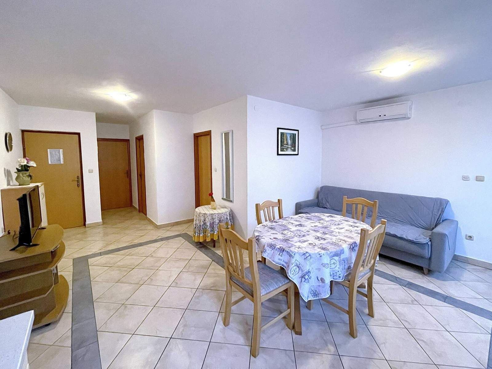 Capic Z1 – Apartment mit Terrasse und Parkplatz, 300 m vom Strand entfernt