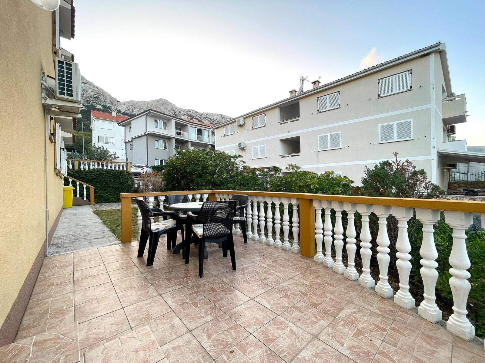 Capic Z1 – Apartment mit Terrasse und Parkplatz, 300 m vom Strand entfernt