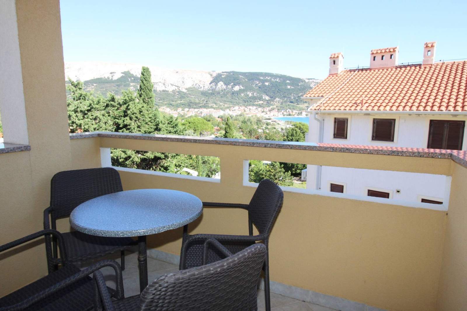 Capic Z5 – Apartment mit Balkon und Parkplatz, 300 m vom Strand entfernt