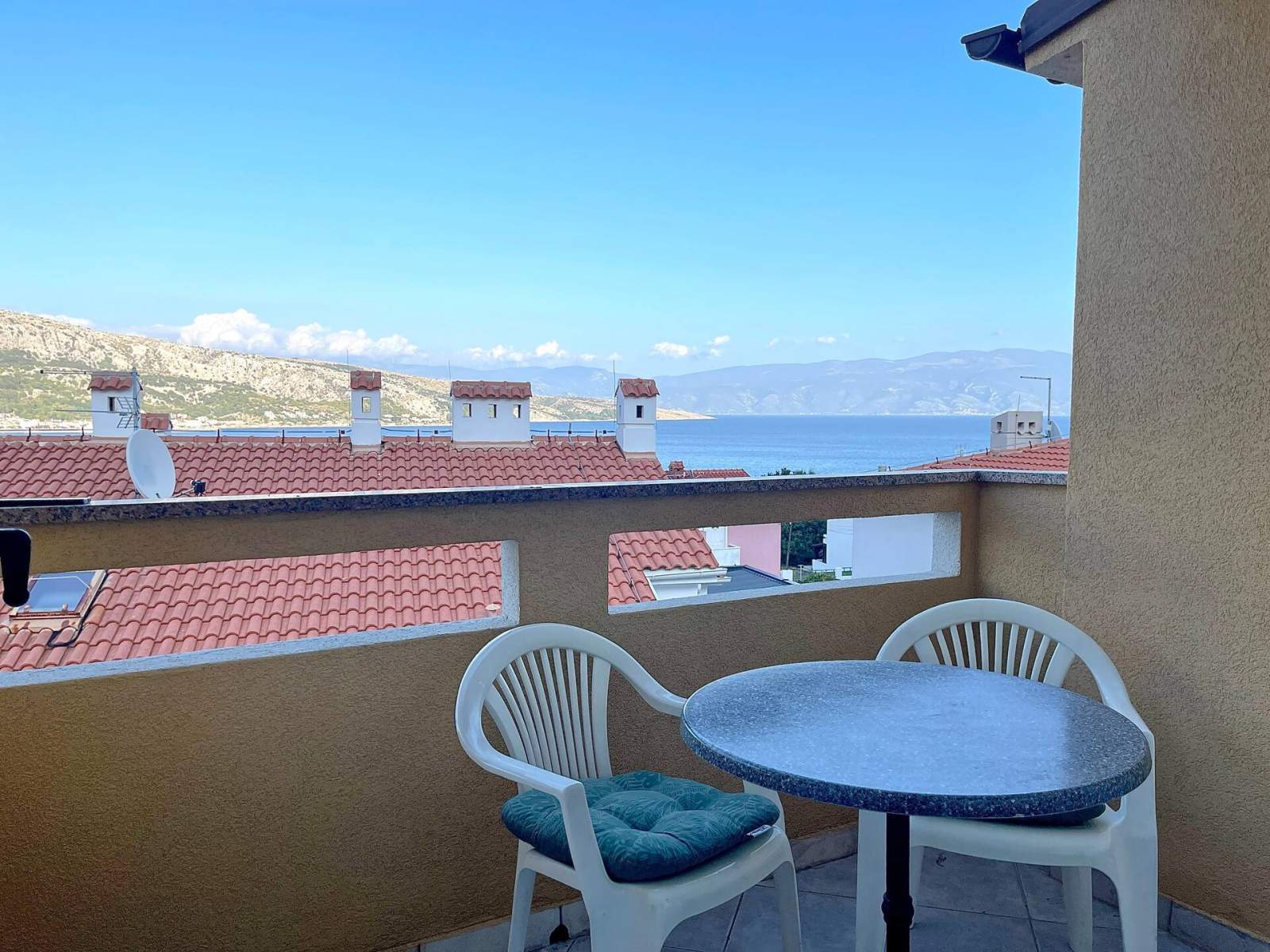 Capic Z6 – Apartment mit Balkon und Parkplatz, 300 m vom Strand entfernt