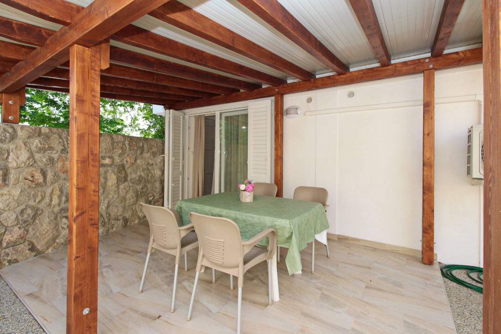 Studio Cugalj – mit überdachter Terrasse, 300 m vom Strand entfernt
