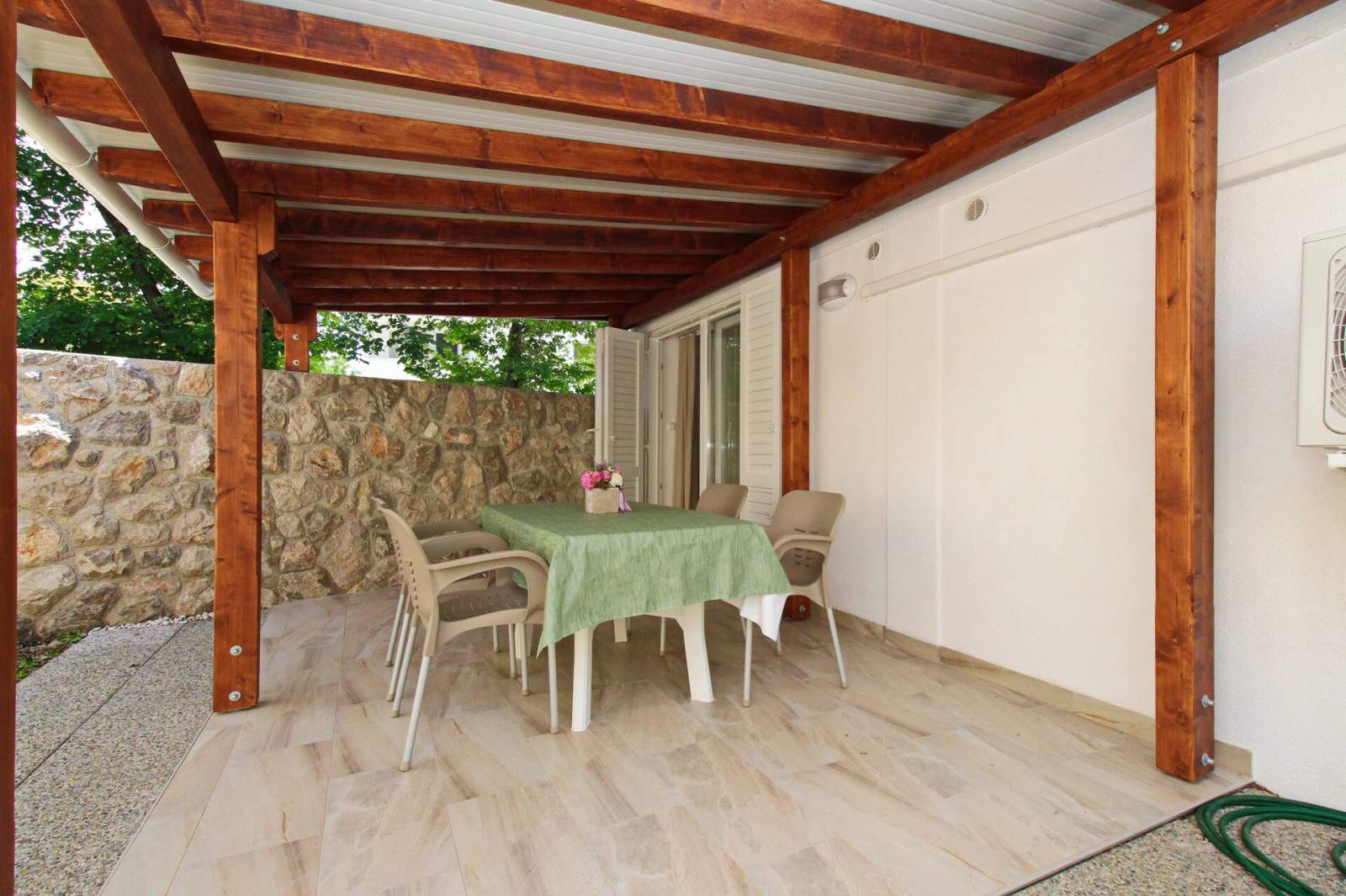 Studio Cugalj – mit überdachter Terrasse, 300 m vom Strand entfernt