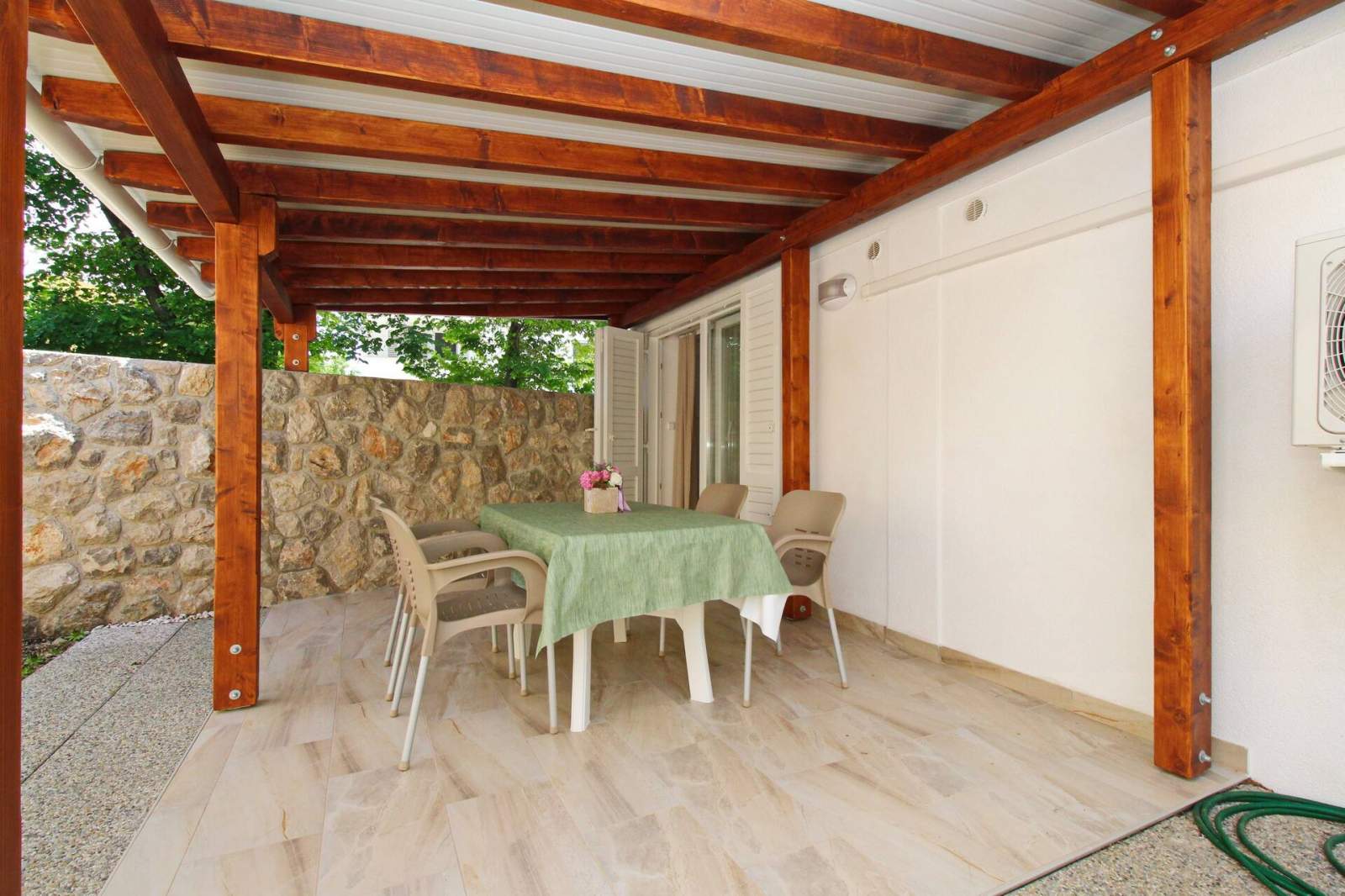 Studio Cugalj – mit überdachter Terrasse, 300 m vom Strand entfernt