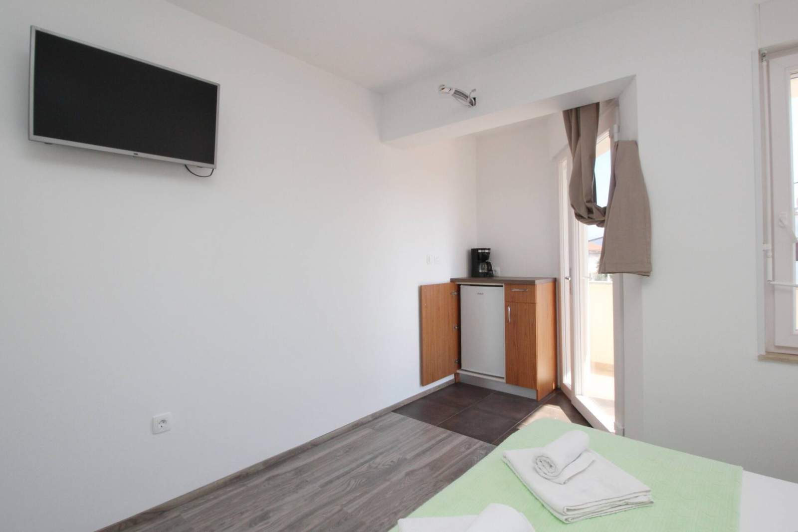 Zimmer Dekanic Nr.3 – mit Minikühlschrank und Balkon