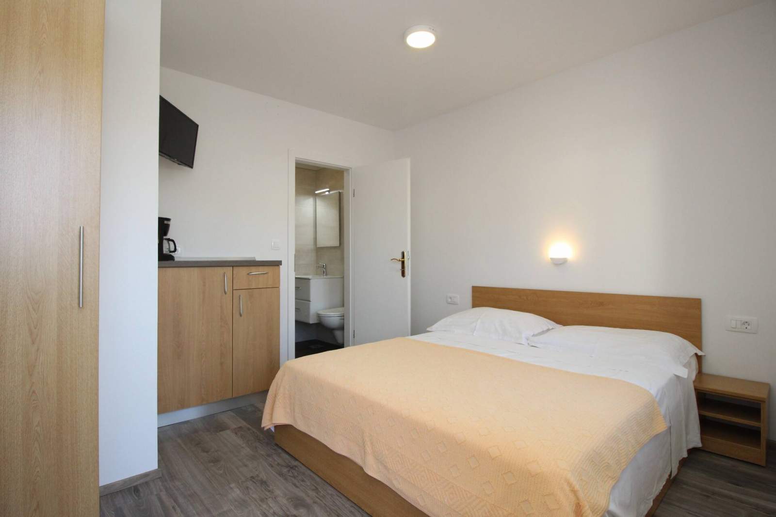 Zimmer Dekanic Nr. 4 – mit Minikühlschrank und Balkon