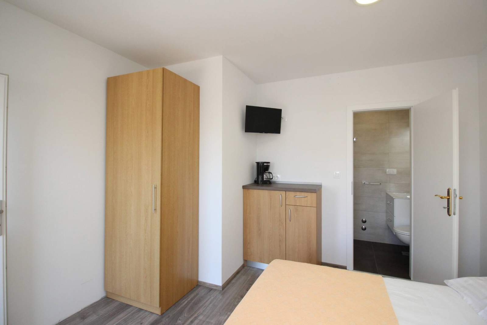 Zimmer Dekanic Nr. 4 – mit Minikühlschrank und Balkon