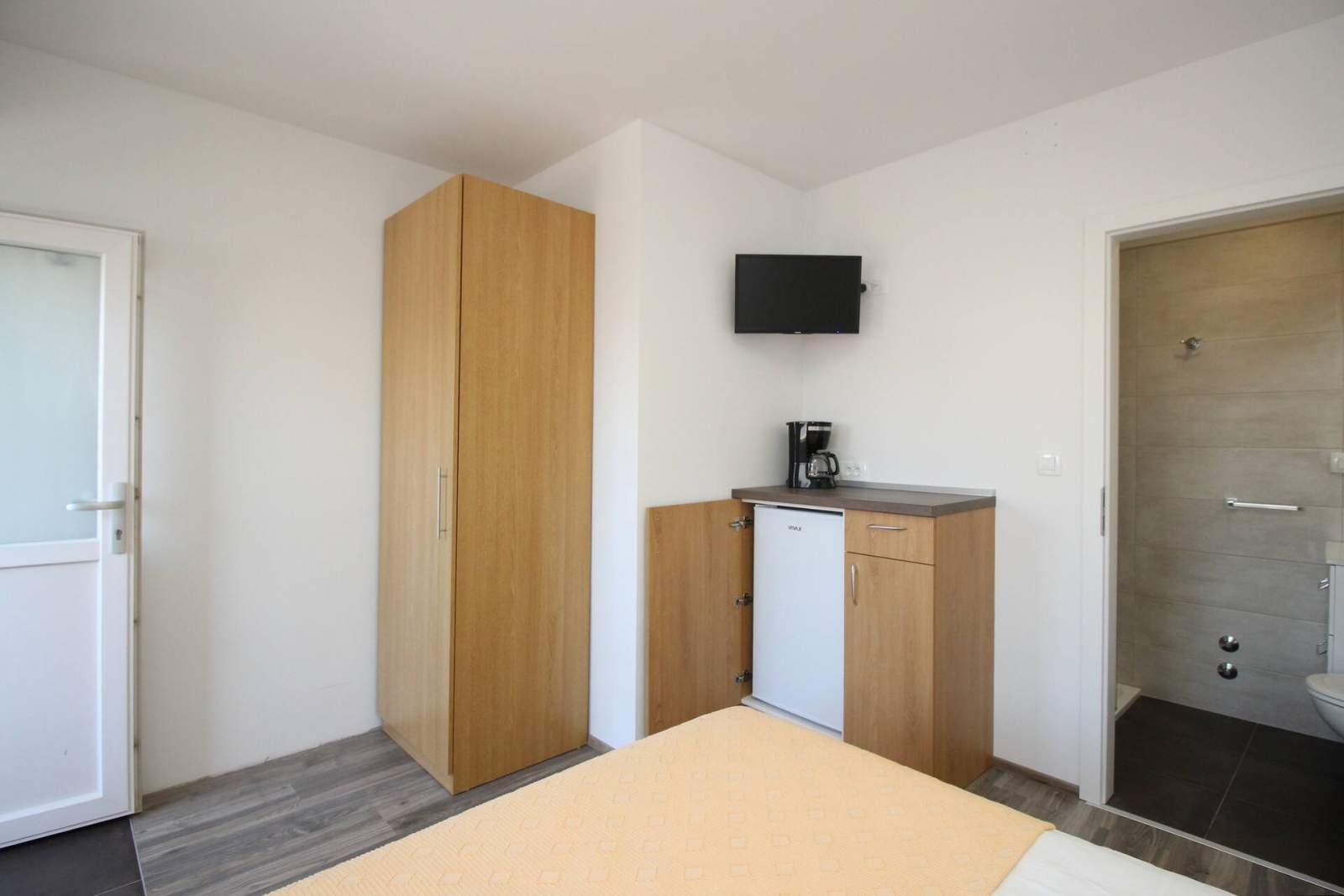 Zimmer Dekanic Nr. 4 – mit Minikühlschrank und Balkon