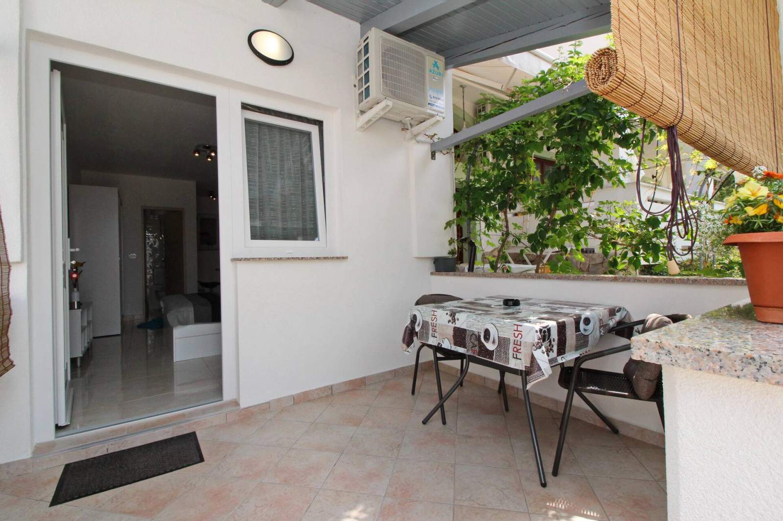 Studio-Apartment Karamarko – mit überdachter Terrasse