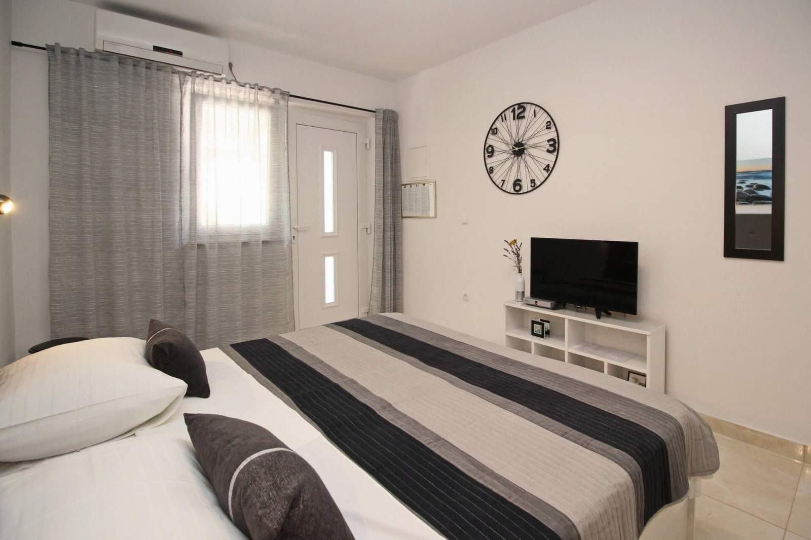 Studio-Apartment Karamarko – mit überdachter Terrasse