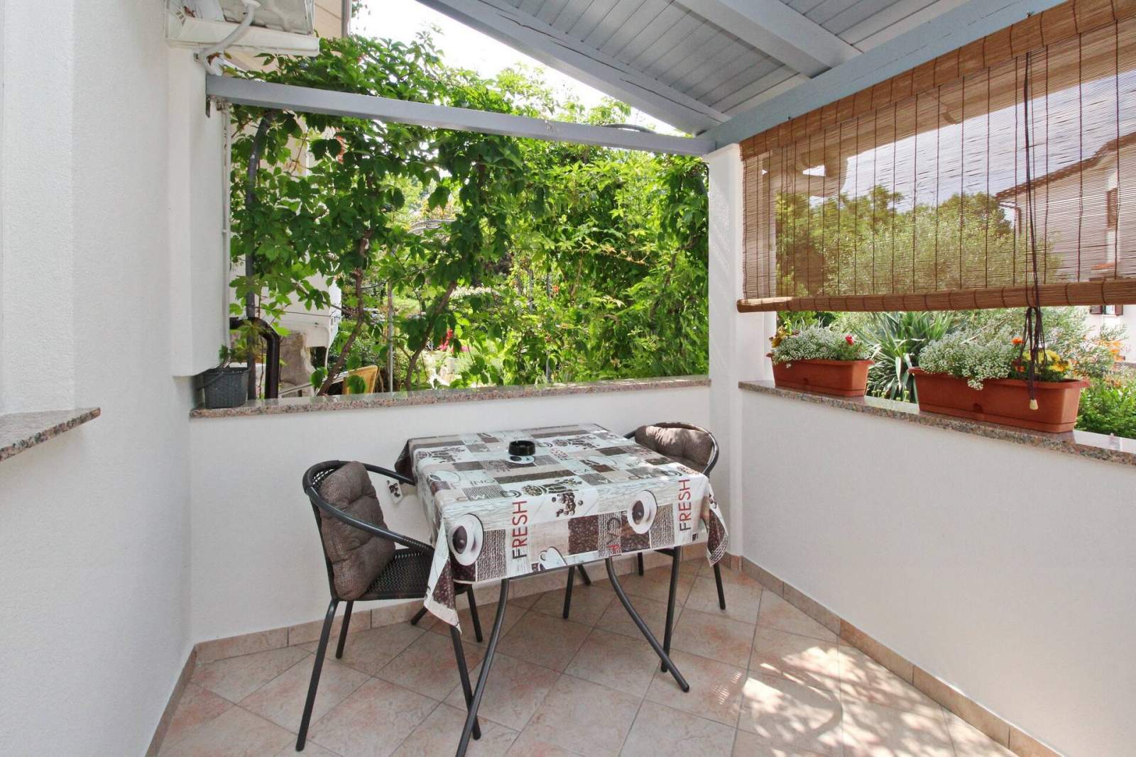 Studio-Apartment Karamarko – mit überdachter Terrasse