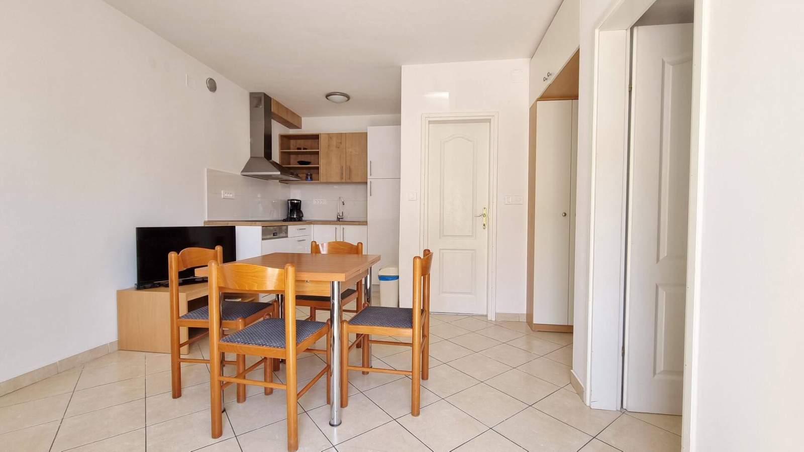Apartment Lovincic No.1 – mit Terrasse, 200 m vom Strand entfernt