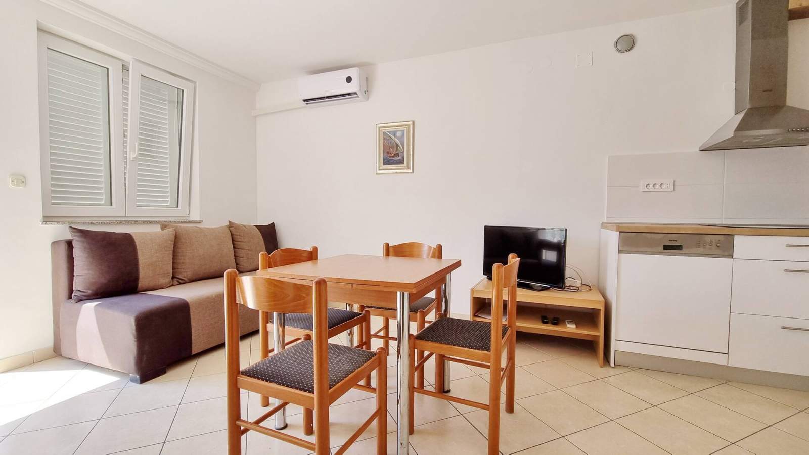 Apartment Lovincic No.1 – mit Terrasse, 200 m vom Strand entfernt