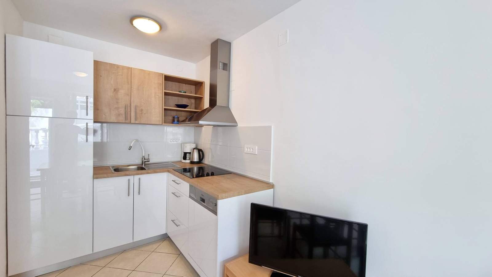 artment Lovincic No.3 – mit Terrasse, 200 m vom Strand entfernt