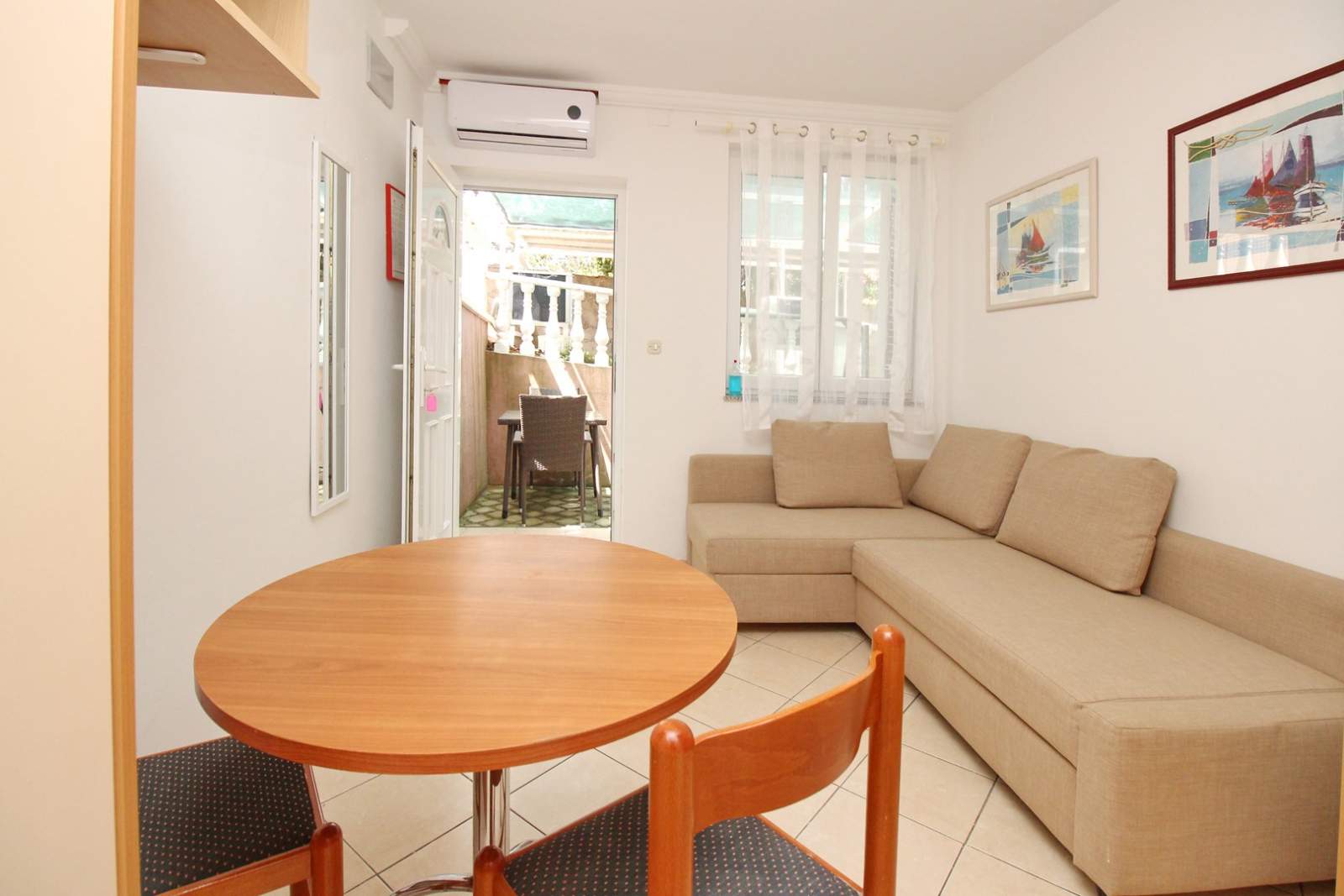 Studio-Apartment Lovincic No.4 – mit Terrasse, 200 m vom Strand entfernt