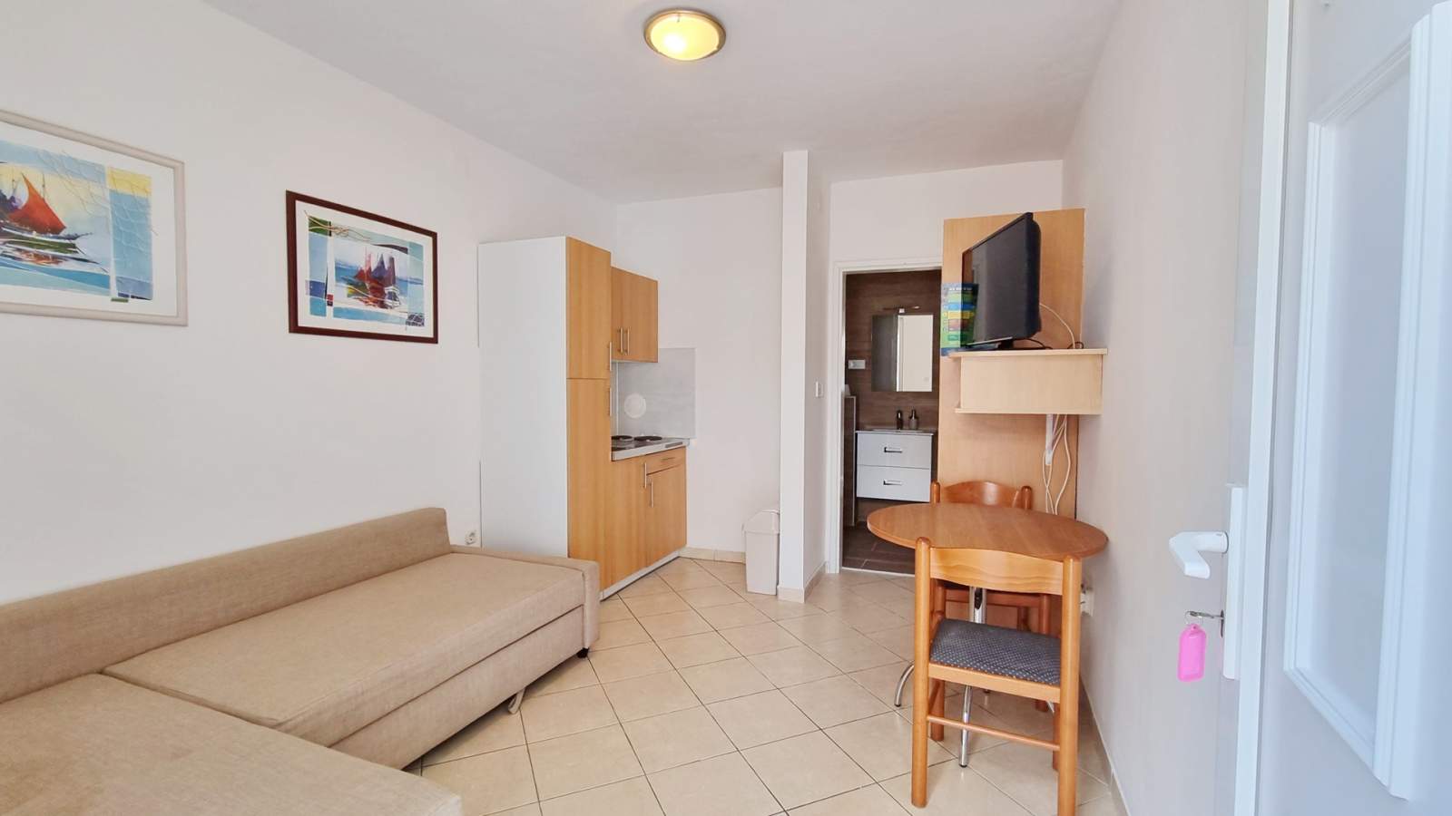 Studio-Apartment Lovincic No.4 – mit Terrasse, 200 m vom Strand entfernt
