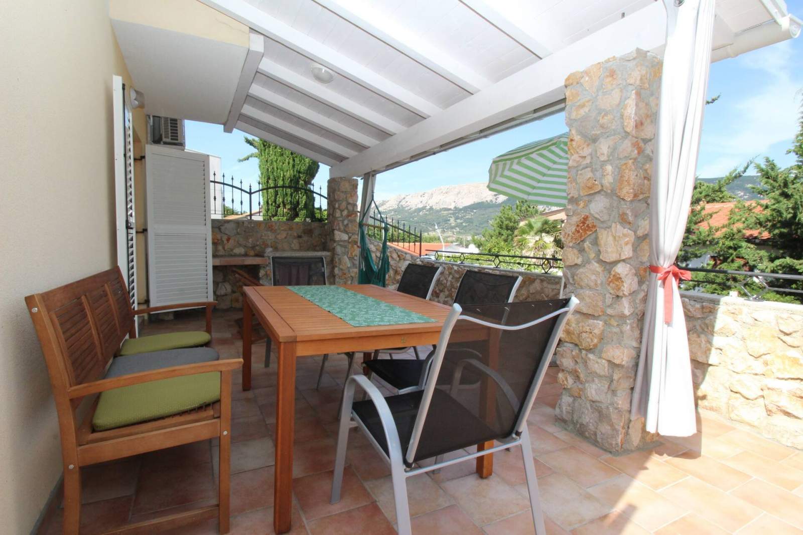 Apartment Mikulan Nara Priz – mit Terrasse, 350 m vom Strand entfernt