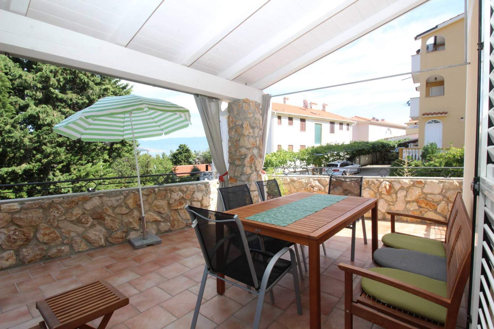 Apartment Mikulan Nara Priz – mit Terrasse, 350 m vom Strand entfernt