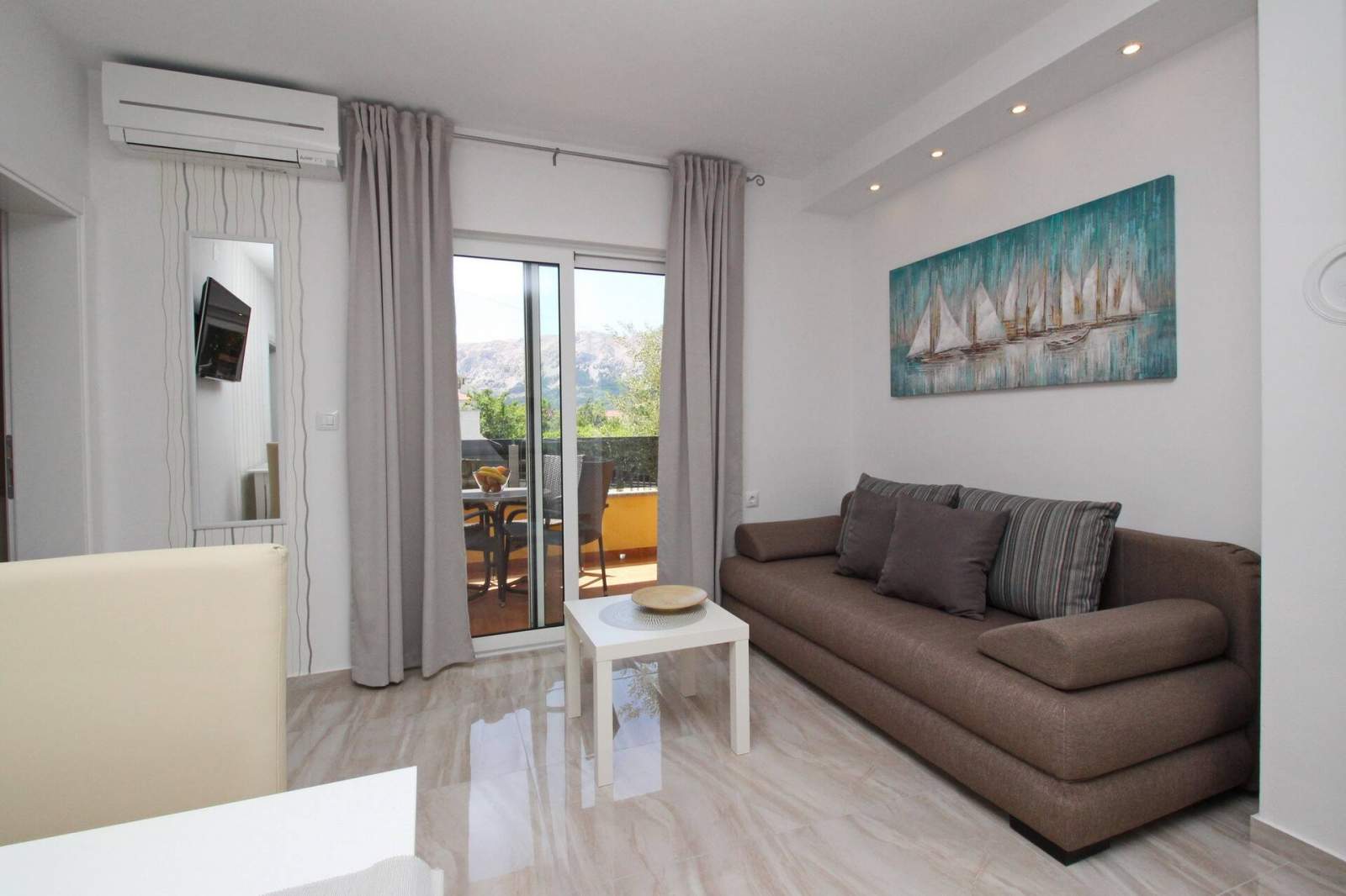 Šarmantan apartman Sunshine br.3 – s balkonom, 300 m od plaže