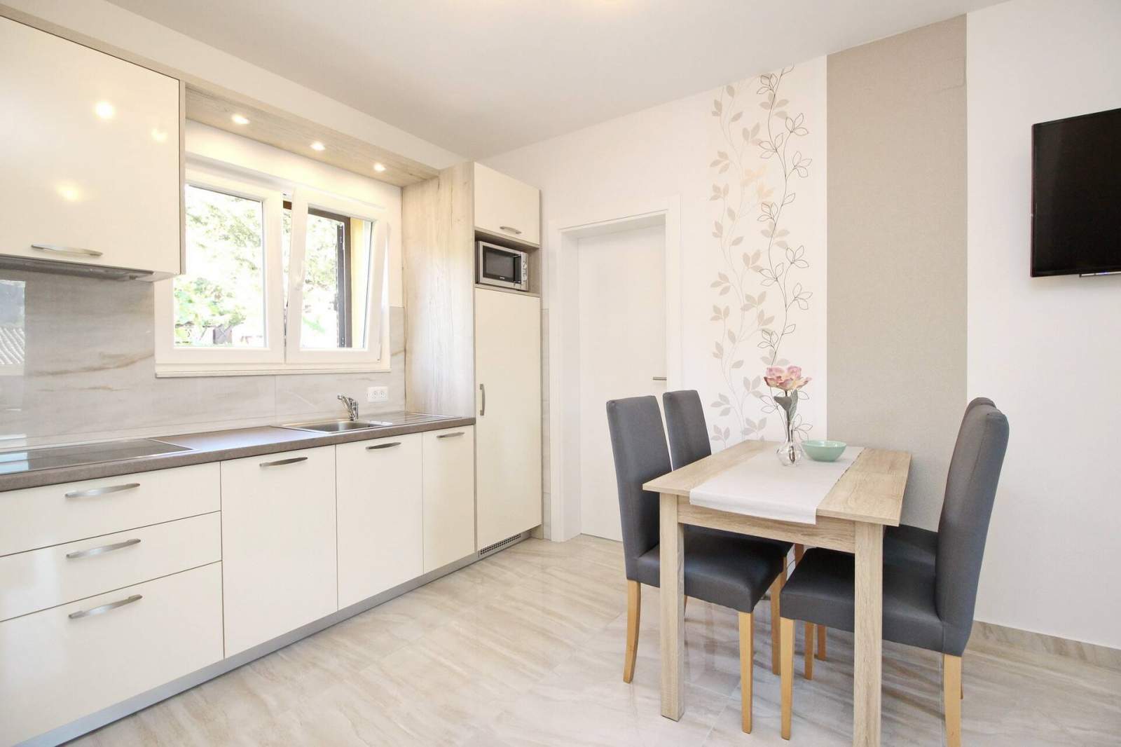 Charming Apartment Sunshine No.4 - with balcony, 300 m from the Beach