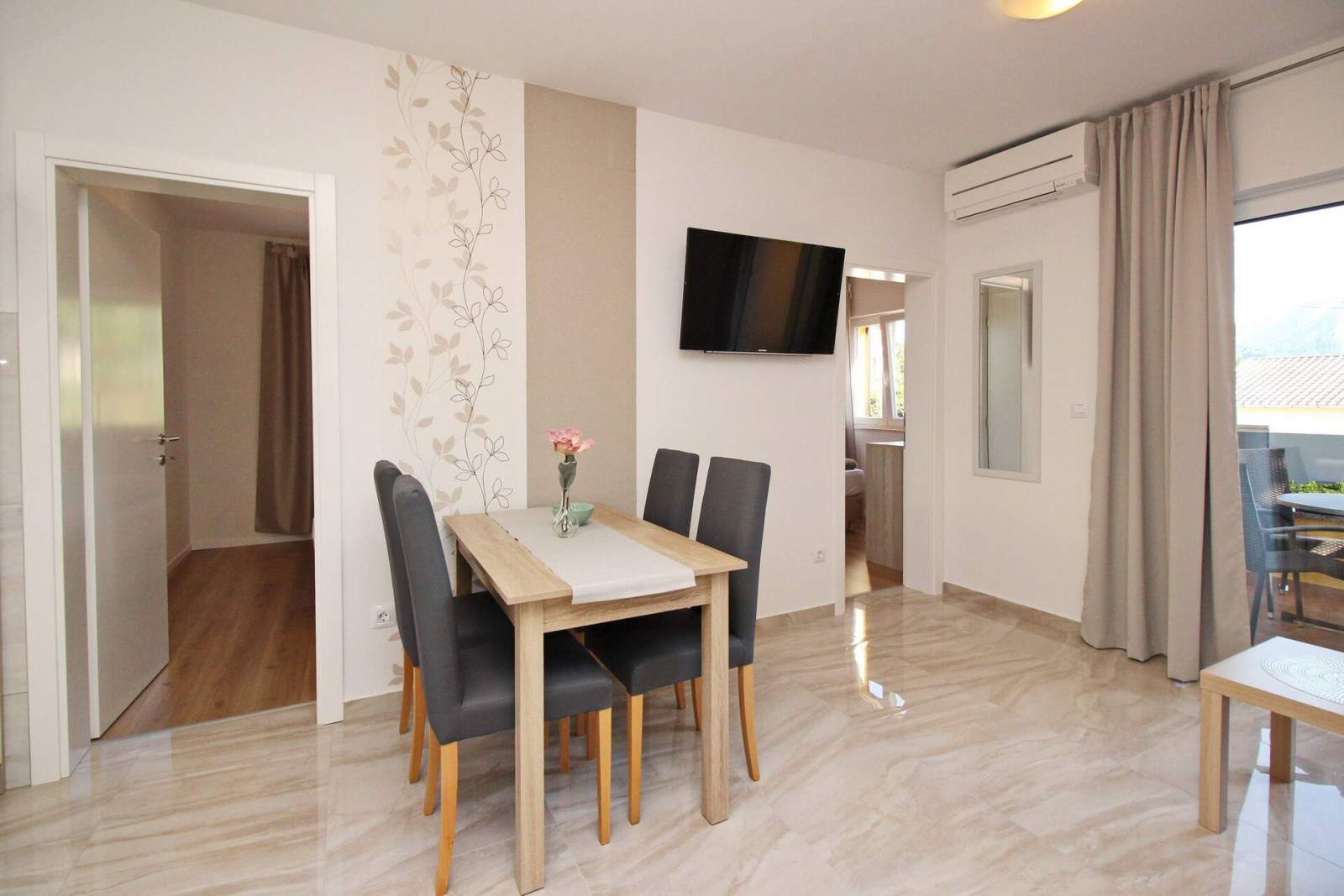 Charming Apartment Sunshine No.4 - with balcony, 300 m from the Beach