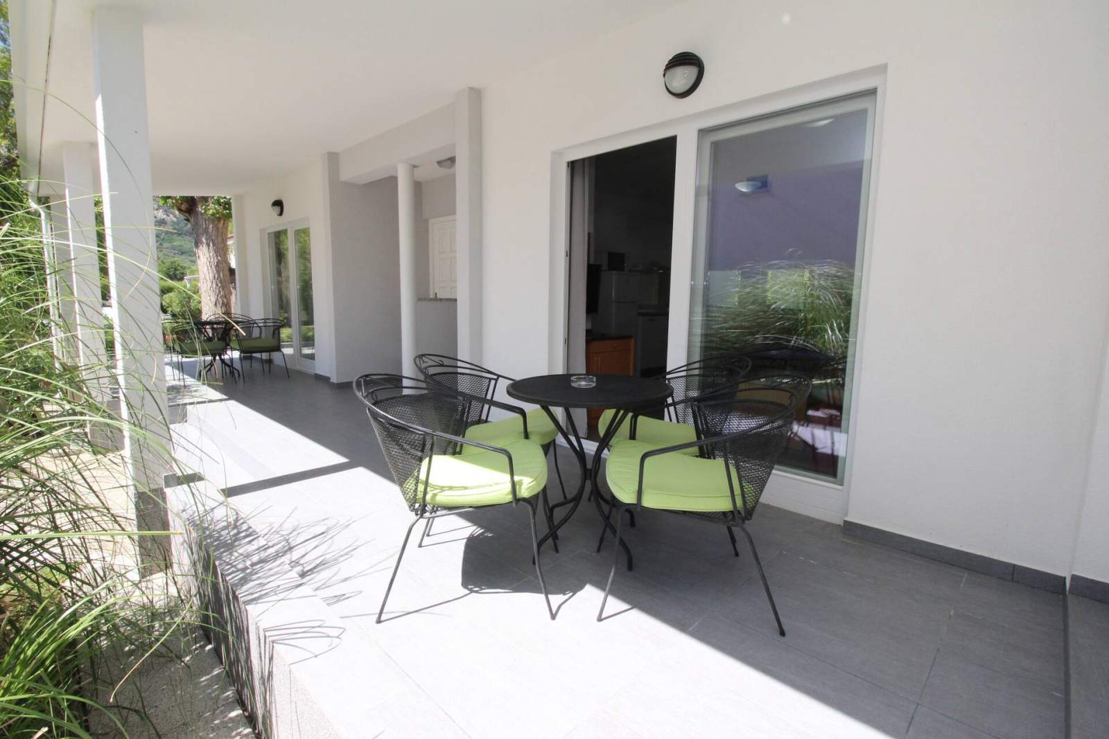 Apartmentanlage Villas Corinthia 2 – Toplage, 100 m vom Strand entfernt, umgeben von Grün
