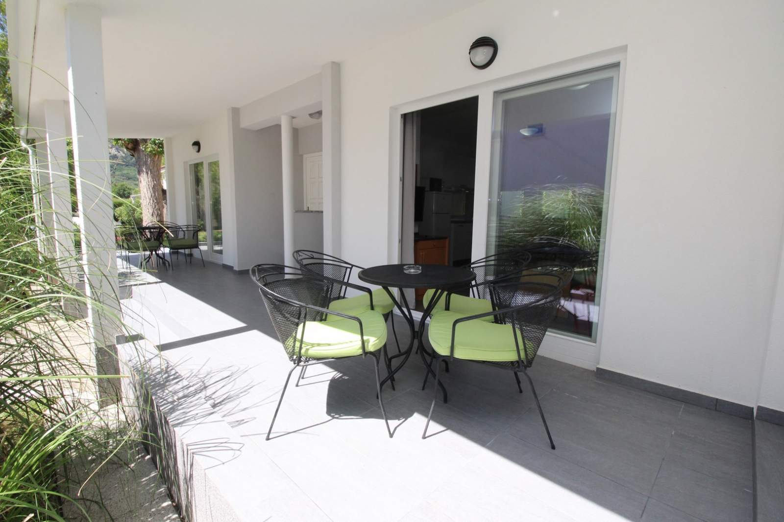 Apartmentanlage Villas Corinthia 4 – Toplage, 100 m vom Strand entfernt, umgeben von Grün