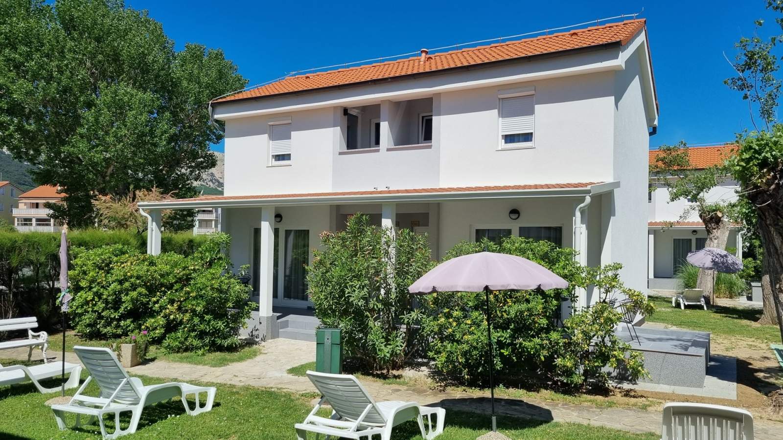 Apartmentanlage Villas Corinthia 7 – Toplage, 100 m vom Strand entfernt, umgeben von Grün