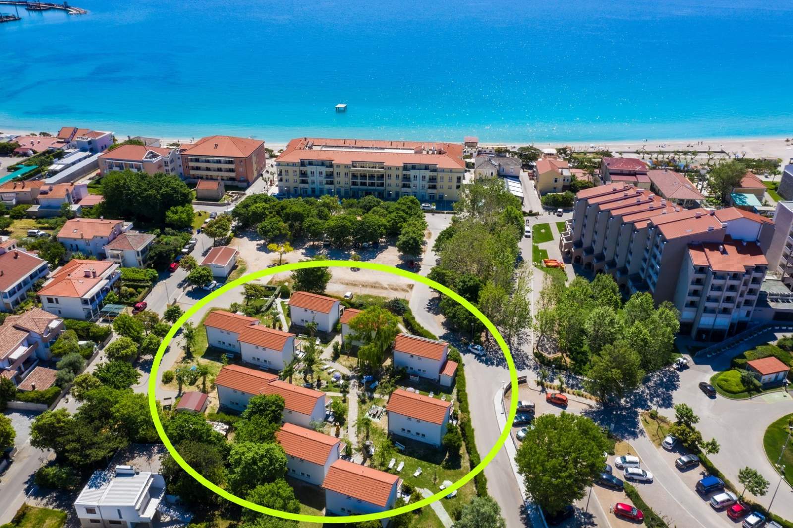 Apartmentanlage Villas Corinthia 7 – Toplage, 100 m vom Strand entfernt, umgeben von Grün