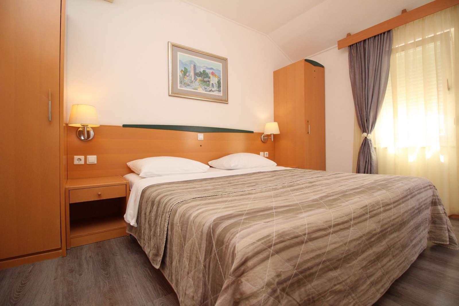 Apartmentanlage Villas Corinthia 9 – Toplage, 100 m vom Strand entfernt, umgeben von Grün