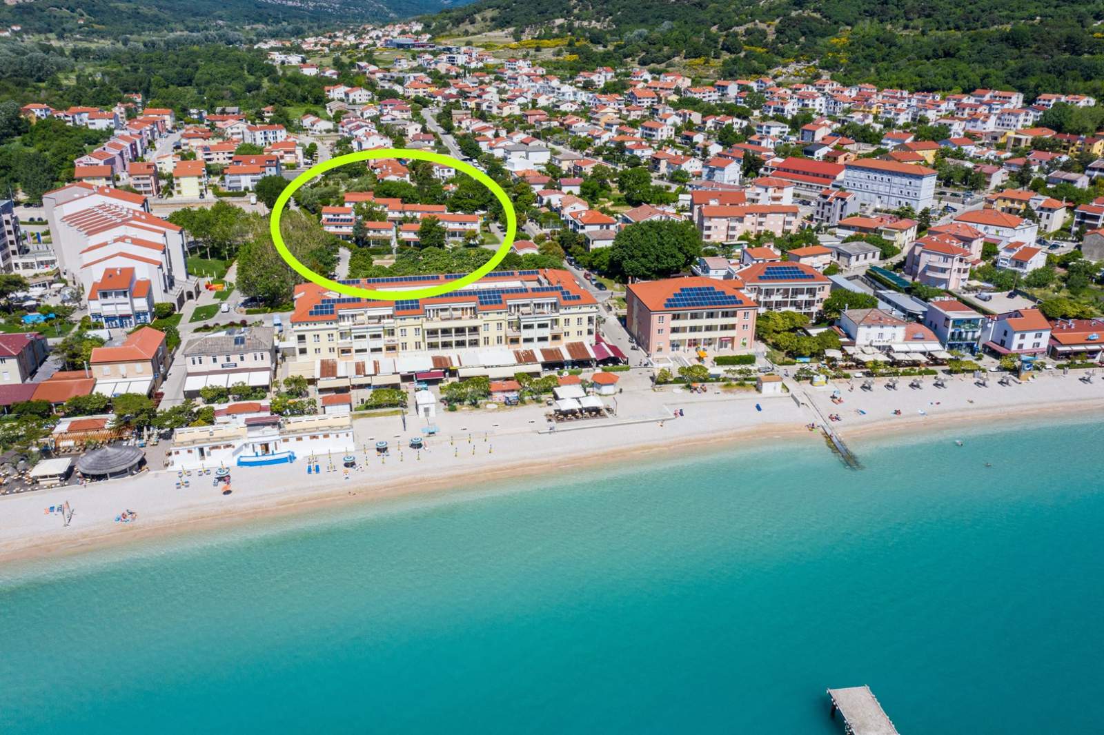 Apartmentanlage Villas Corinthia 9 – Toplage, 100 m vom Strand entfernt, umgeben von Grün