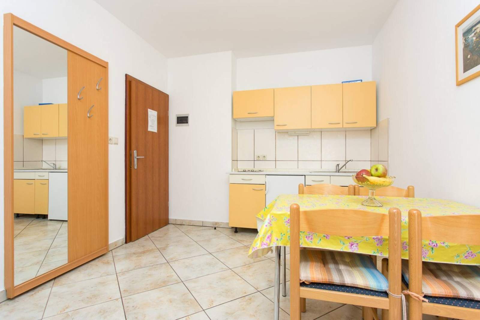 Apartment Mrakovcic Nr. 2 - mit Terrasse, 350 m vom Strand entfernt