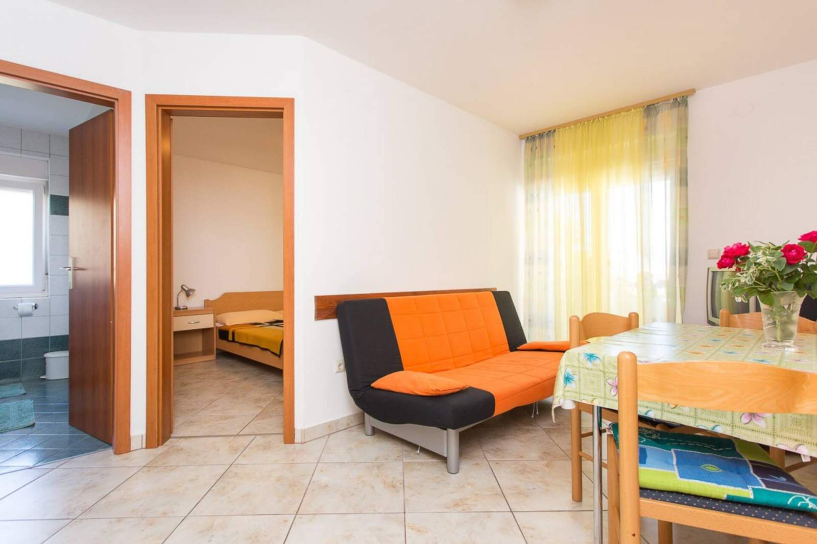 Apartment Mrakovcic Nr. 4 - mit Balkon, 350 m vom Strand entfernt