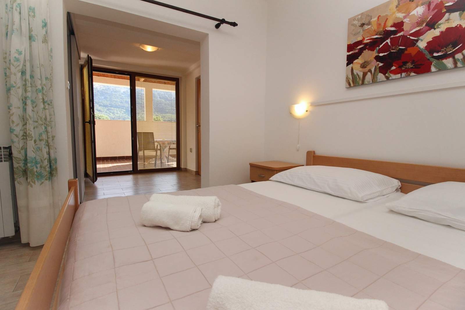 Apartman Petrica br. 2 - s balkonom, smješten u mirnom selu Jurandvor u blizini Baške