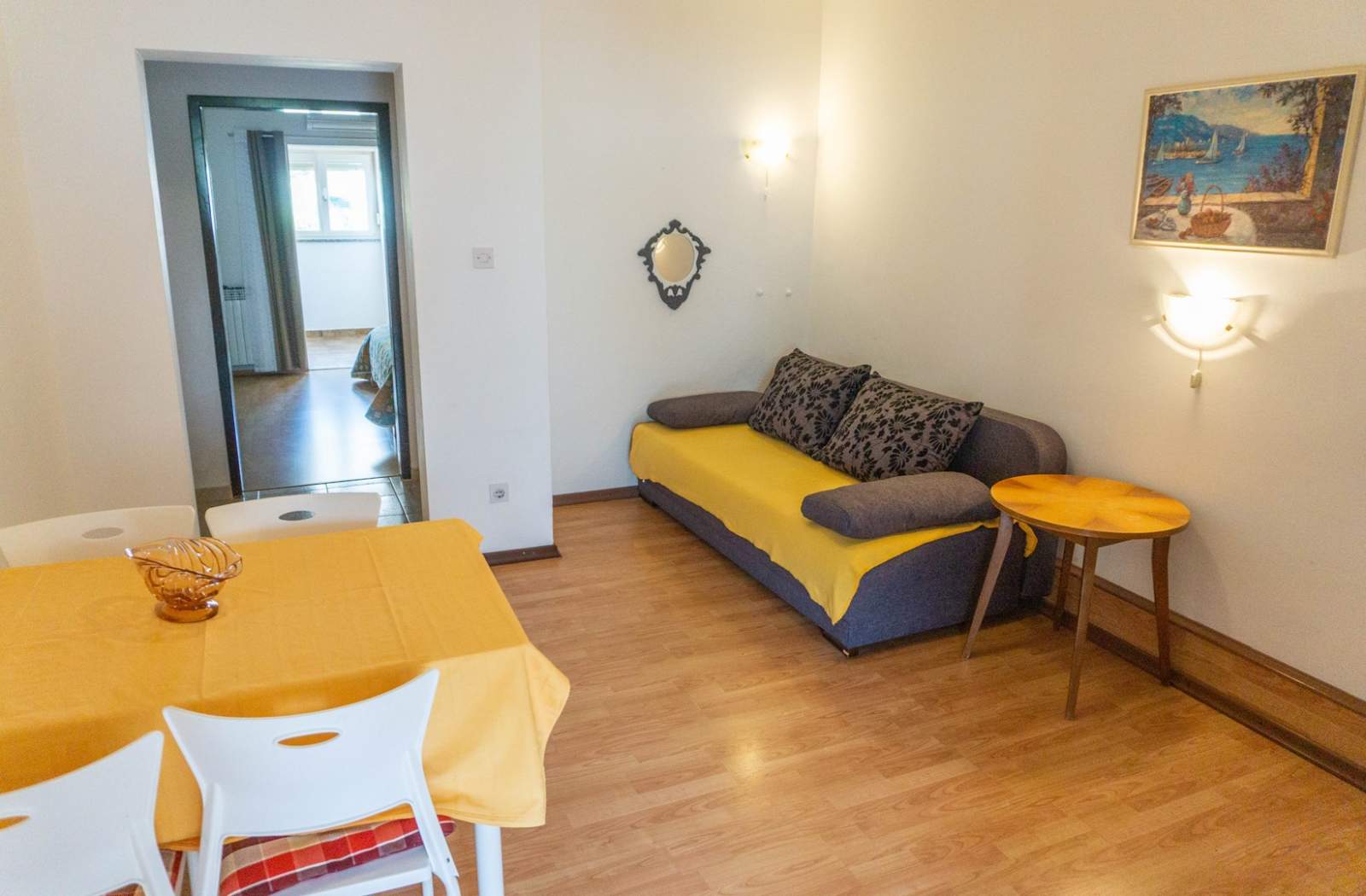 Apartman Petrica br. 3 - s balkonom, smješten u mirnom selu Jurandvor u blizini Baške